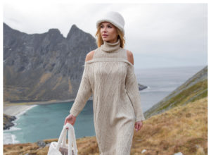 Sukienki basic jako podstawa stylizacji na zimę. Zobacz, jak je nosić!