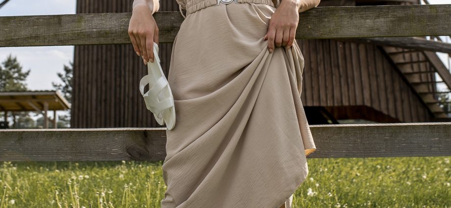 Sukienki letnie maxi hurt - biała ażurowa sukienka